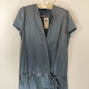 𝅺BCBG MaxAzria woven top 100% silk NWT - Blue Grey